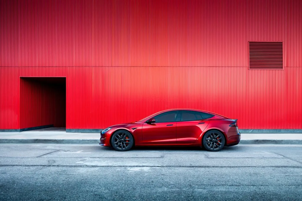 2023 Tesla Model S Red (lateral view)