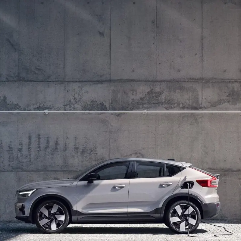 The Volvo C40 Recharge parked in front of a concrete wall
